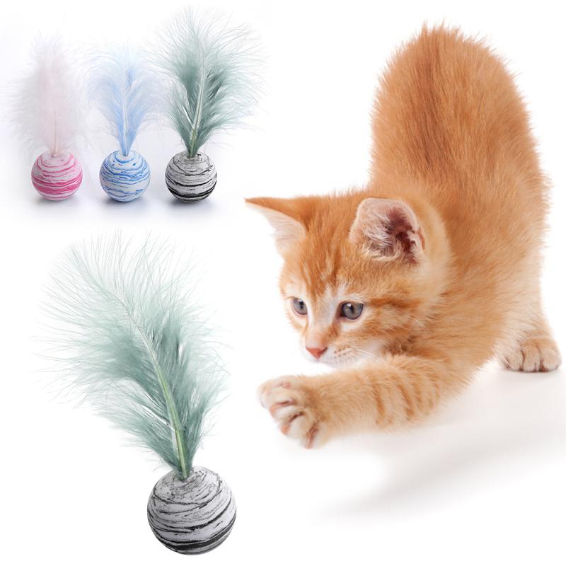 Balle en mousse avec plumes pour chat