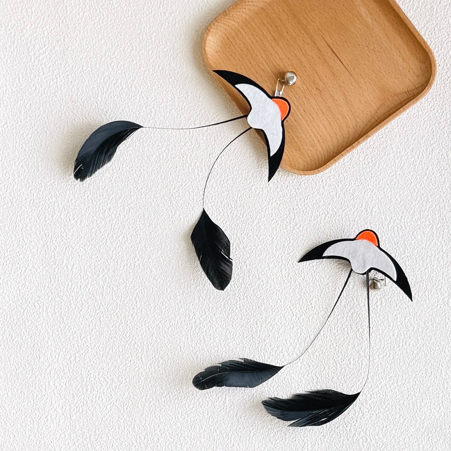 Baguette interactive avec plumes et clochette pour chat