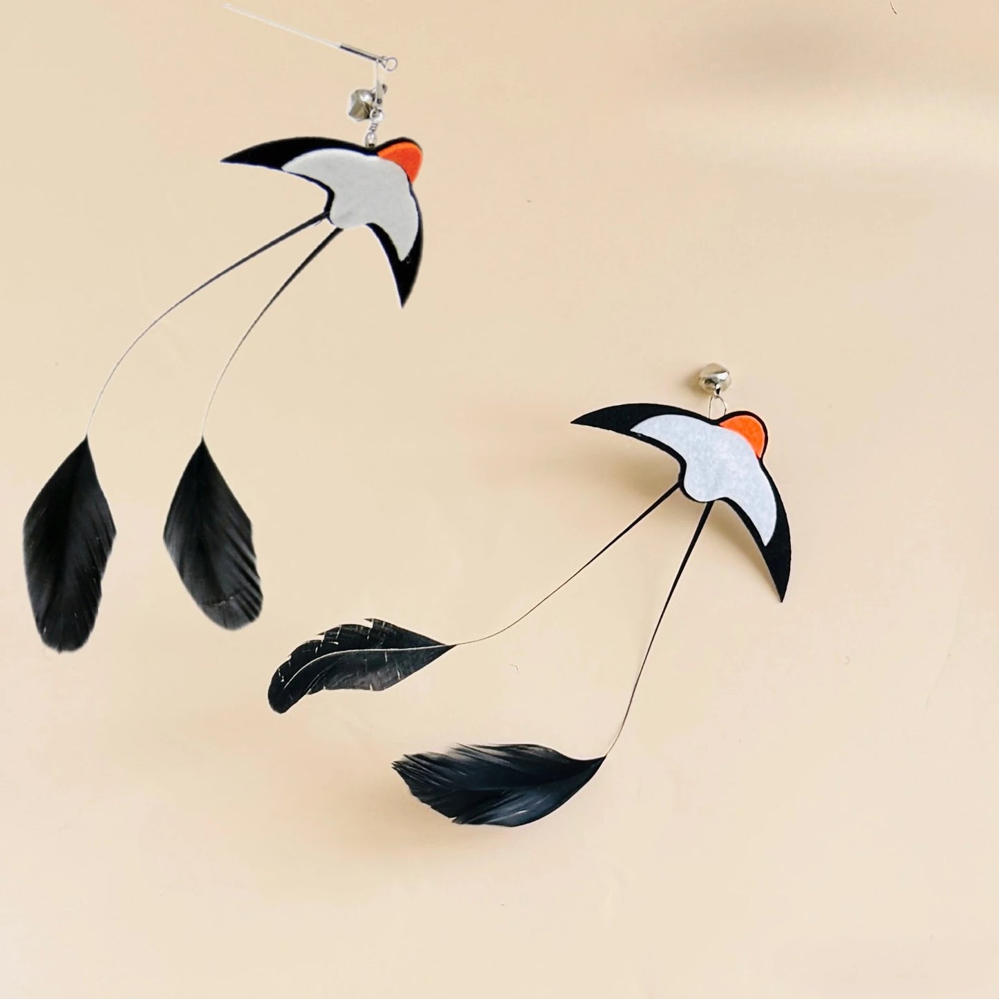 Baguette interactive avec plumes et clochette pour chat