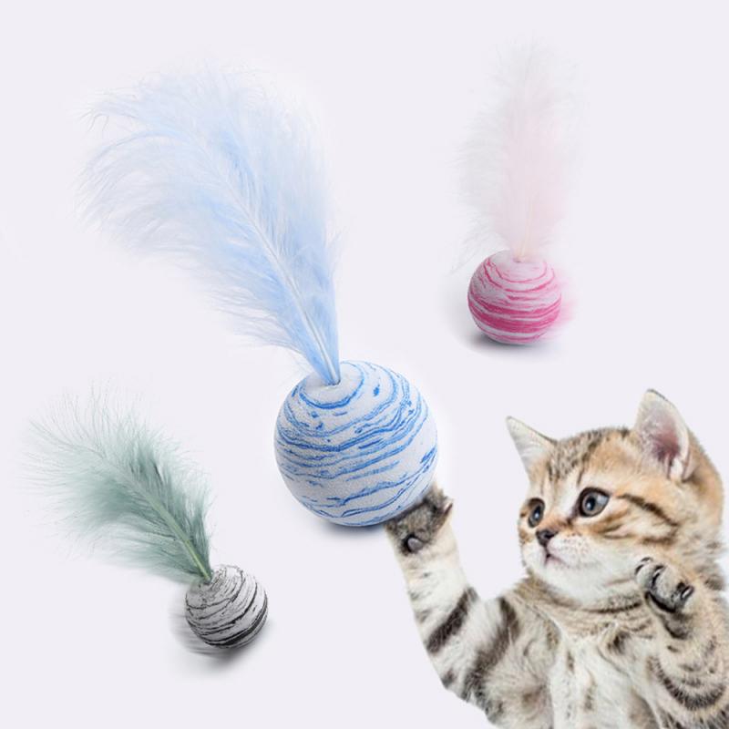 Balle en mousse avec plumes pour chat