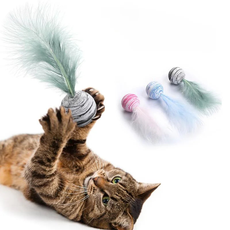 Balle en mousse avec plumes pour chat