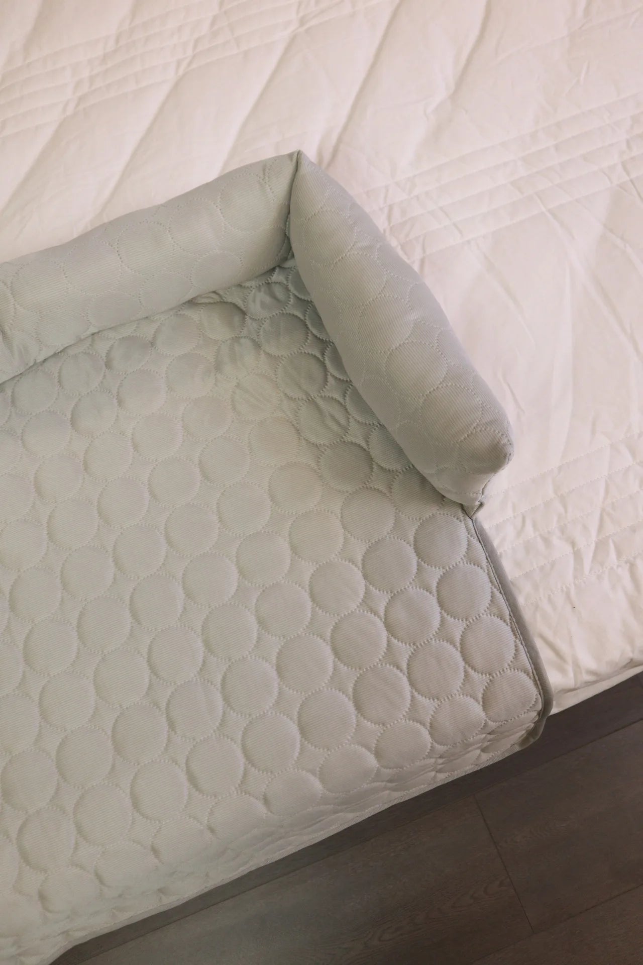 Premium Ice Silk Cooling Mat with Integrated Pillow — Large Breathable Pet Pad in 3 Colours & 2 Sizes