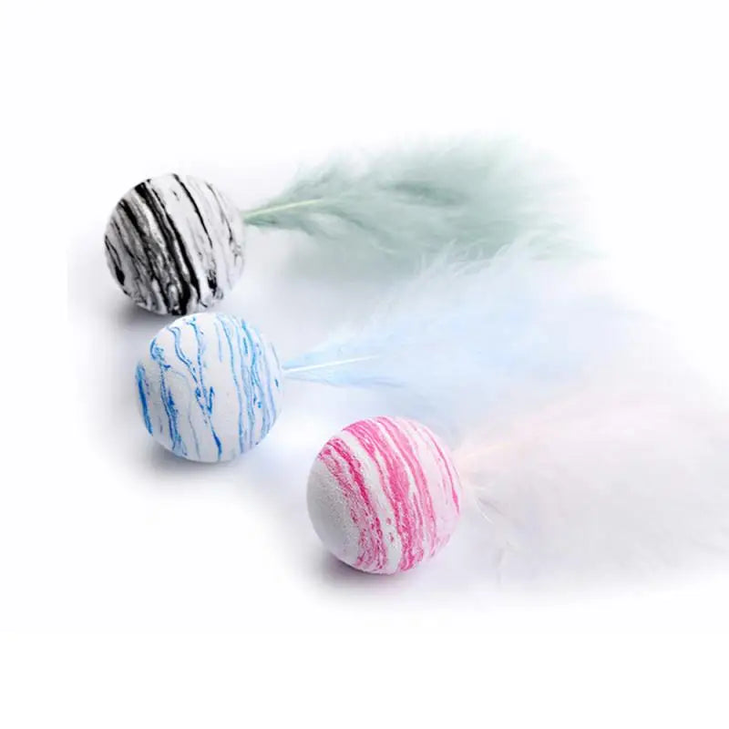 Balle en mousse avec plumes pour chat